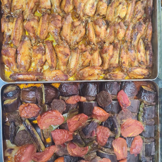 Tepsilerde fırın tavuk kanat ve patlıcan kebabı
