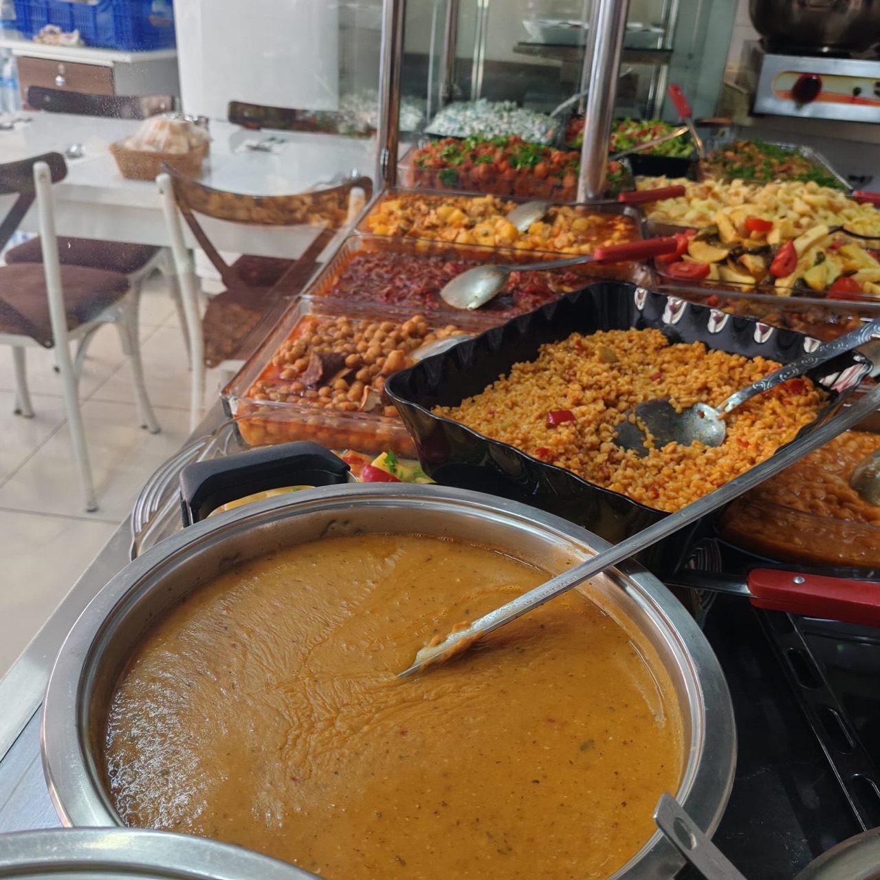 Tezgahta mercimek çorbası, bulgur pilavı, nohut ve günün diğer yemekleri
