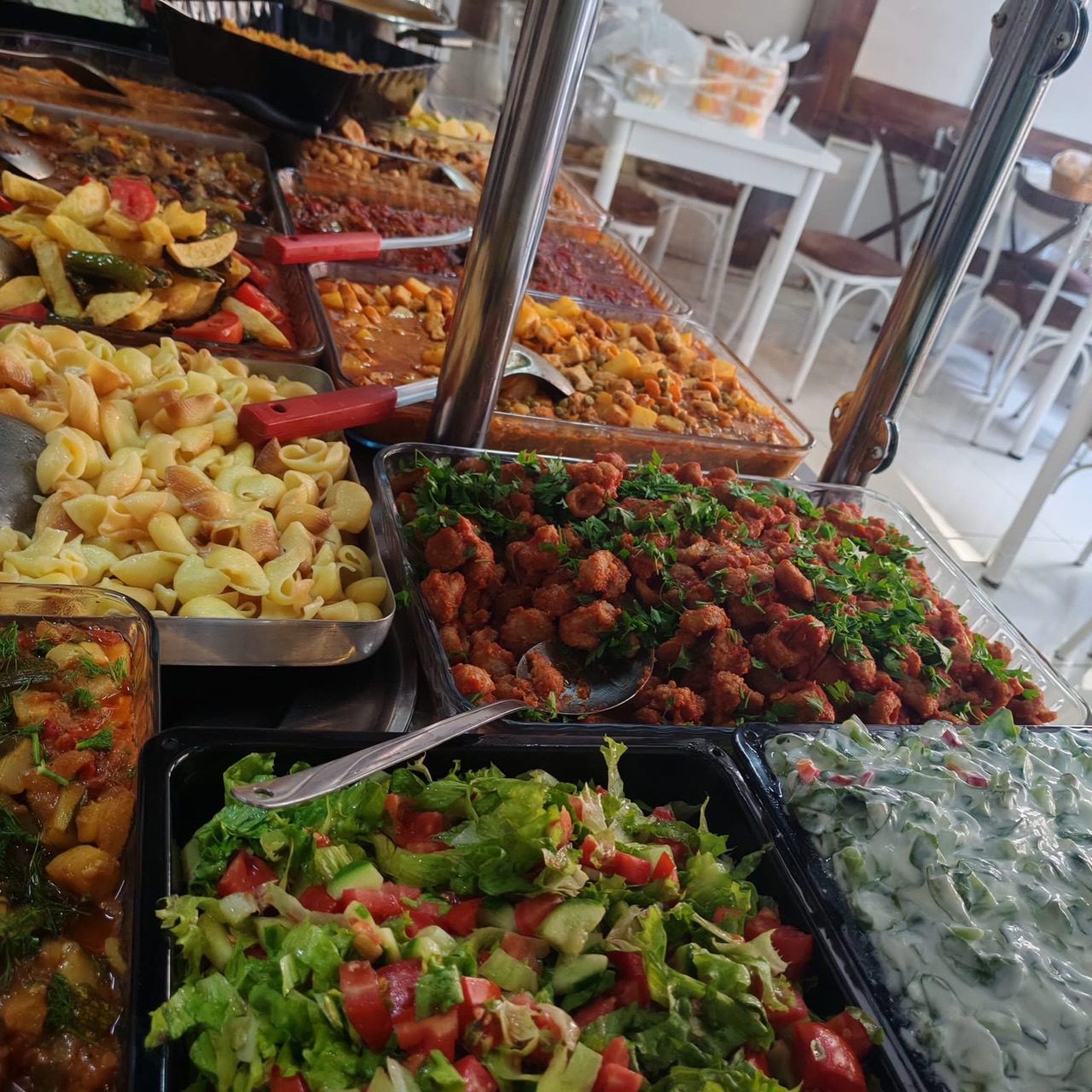 Tezgahta makarna, köfte, tavuklu yemek, salata ve cacık
