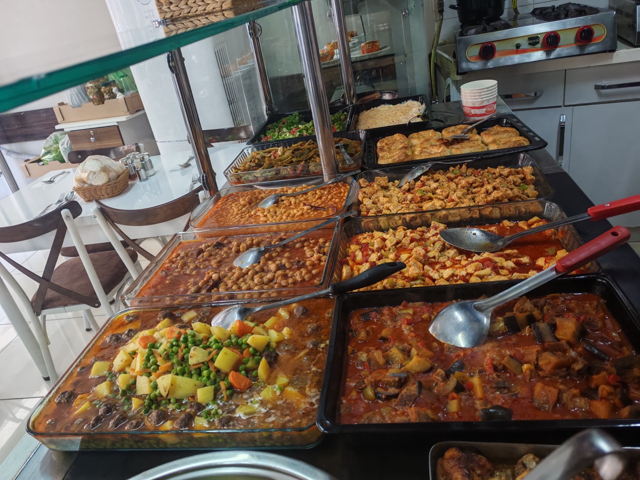 Gül Ev Yemekleri'nin tezgahı: kuru fasulye, nohut, tavuk sote, sebze yemekleri, börek ve salatalar
