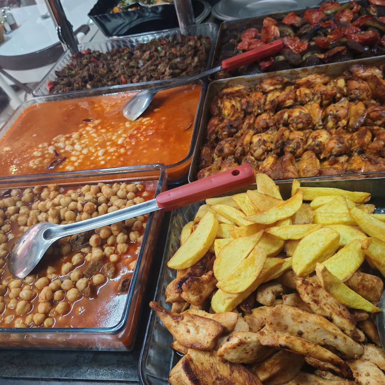 Tezgahta kuru fasulye, nohut, ciğer, patlıcan kebabı, fırın tavuk kanat ve patatesli tavuk